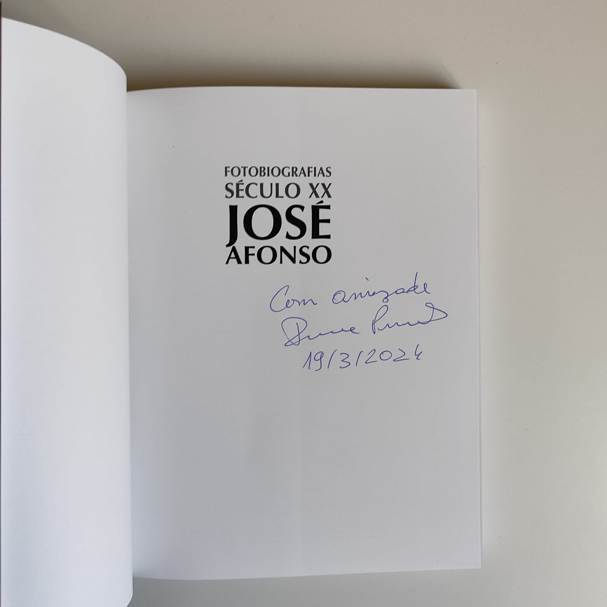 Fotobiografia de José Afonso, de Irene Flunser Pimentel